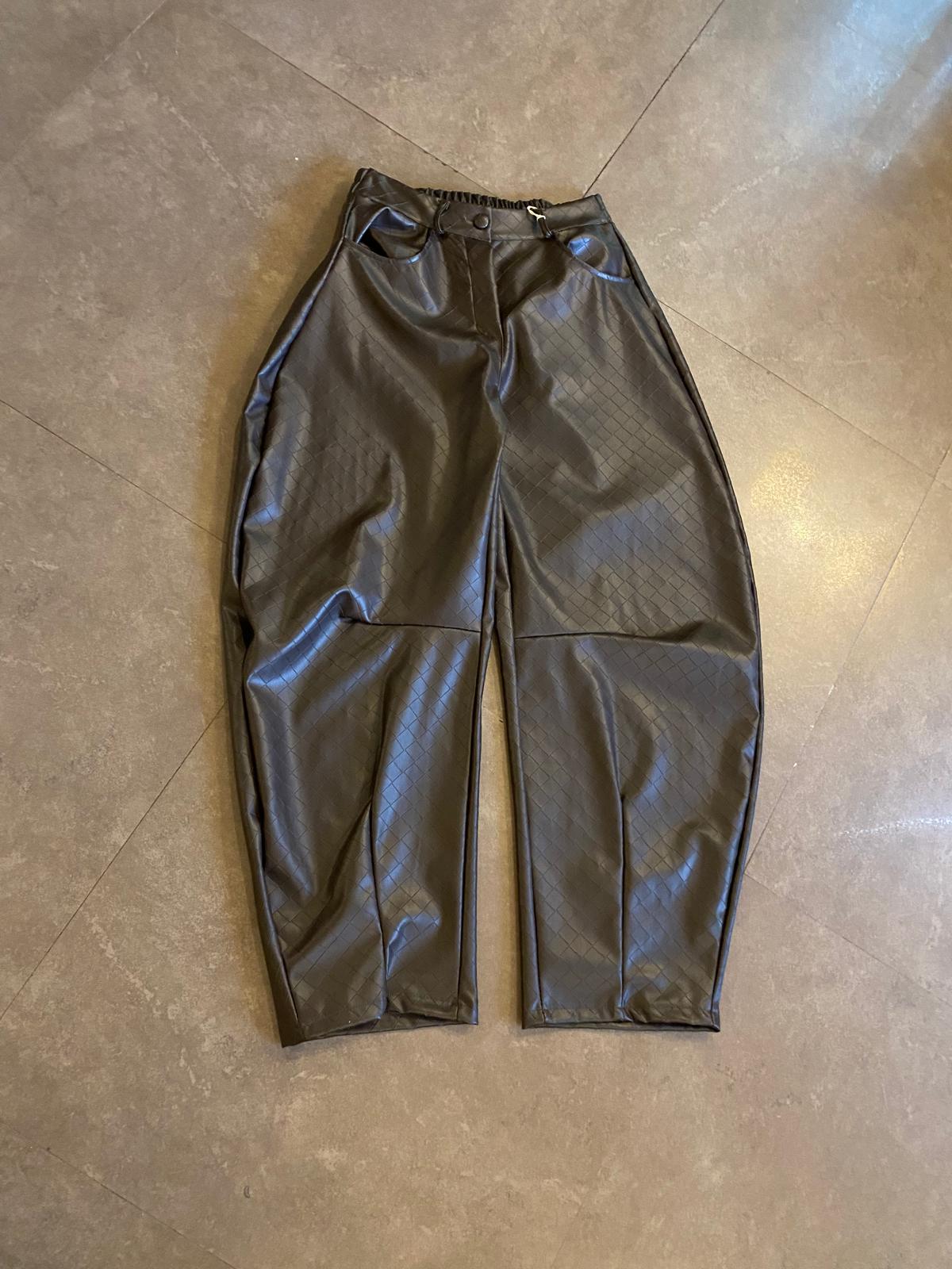 Pantalone nero effetto pelle Ela Romei